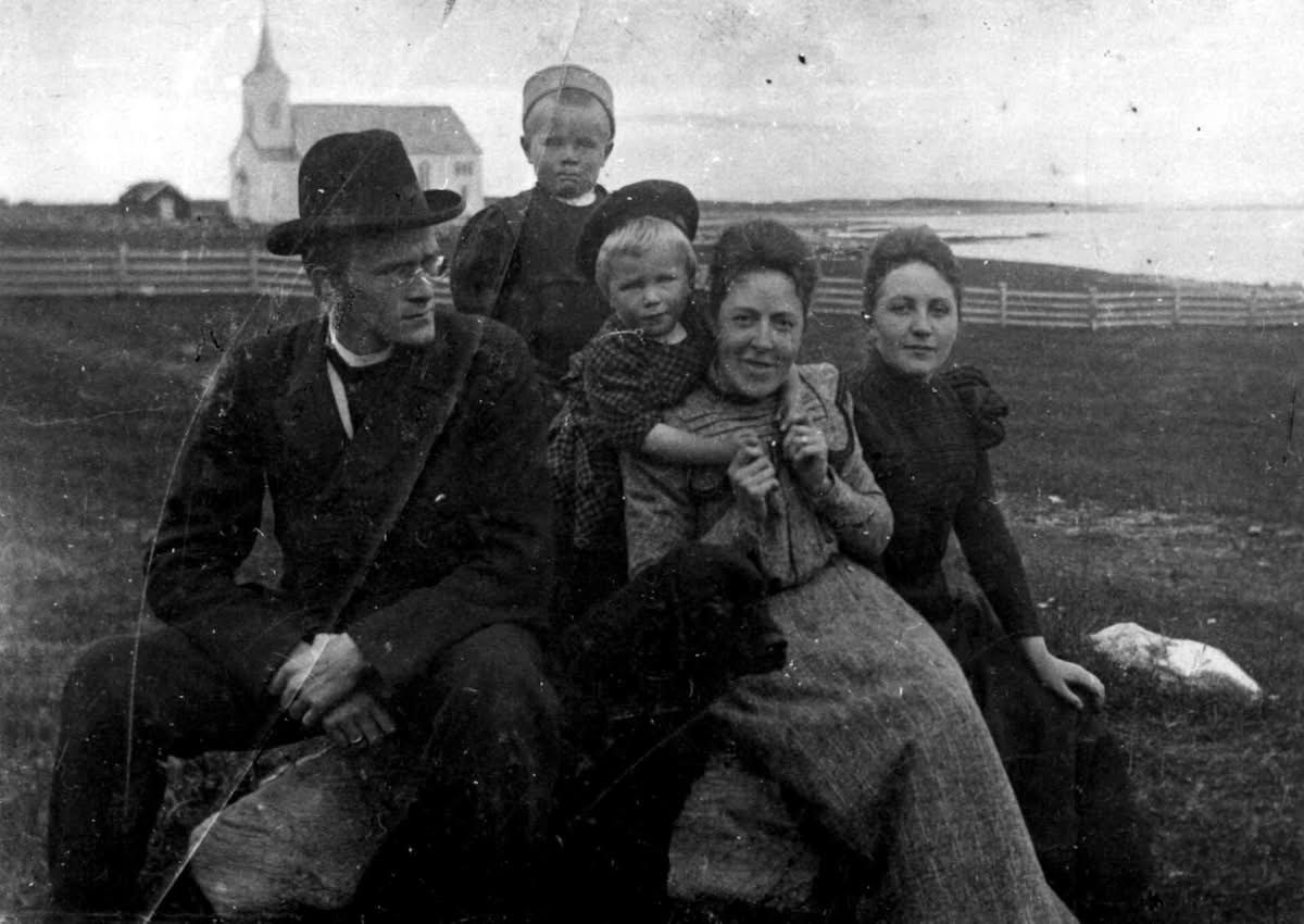 Jens and Hanna Marie Otterbech with family members at Kistrand around 1900 to 1903